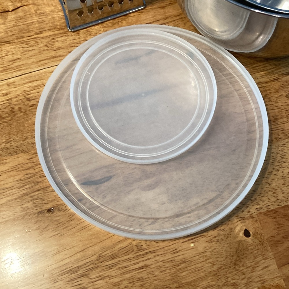 Mixing bowls with lids and food grader - Picture 3 of 7
